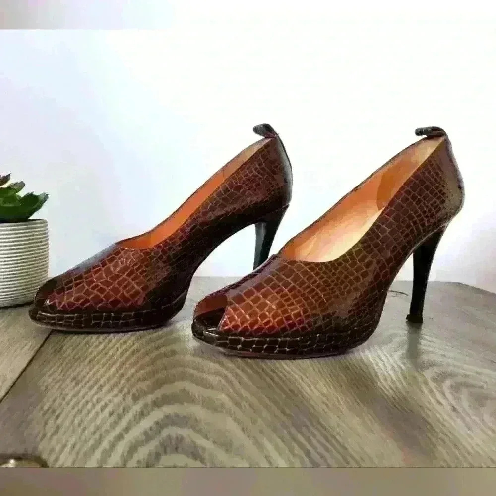 Sonia Rykiel Paris leather brown alligator heels.Size 38 (7.5-8)